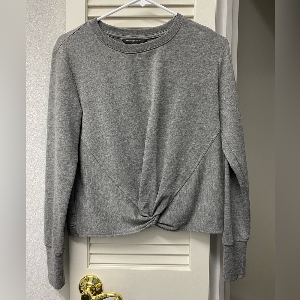 🩶Banana Republic • gray top with twisted knot detail • S